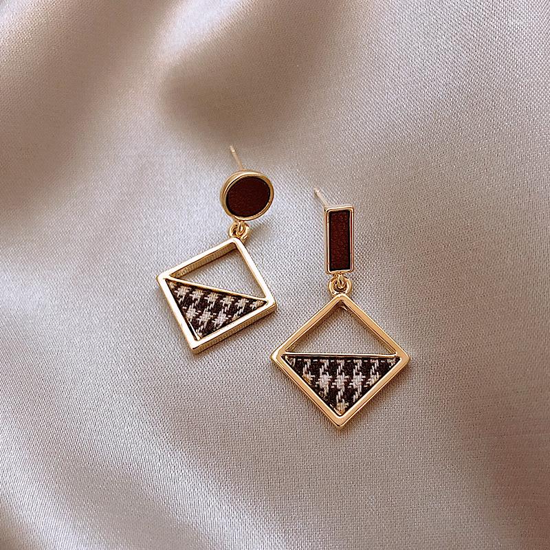 Backs Earrings Korean Retro Asymmetric Niche Fabric Plaid Geometric Clip On Small Brown Square Houndstooth No Piercing 
Backs Earrings Korean Retro Asymmetric Niche Fabric Plaid Geometric Clip On Small Brown Square Houndstooth No Piercing