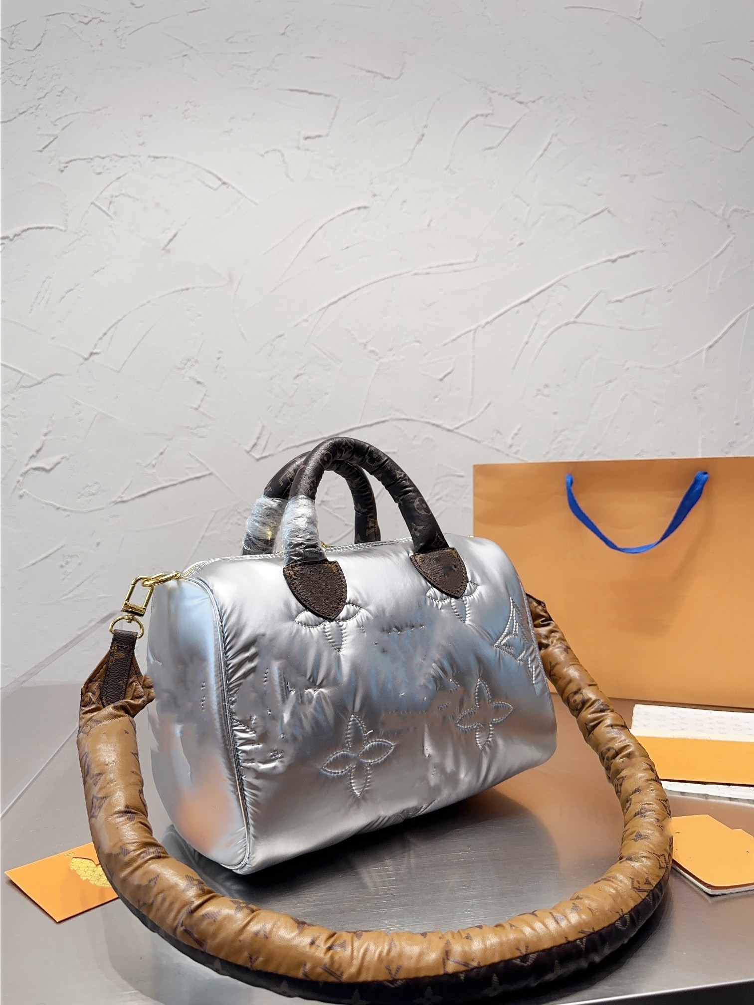 CC Speedy Totes Pillow Womens Bag Luxurys Handbags Quilted Designers Shouder Puffer Crossbody Women Handbag Embossed Flowers With
CC Speedy Totes Pillow Womens Bag Luxurys Handbags Quilted Designers Shouder Puffer Crossbody Women Handbag Embossed Flowers With