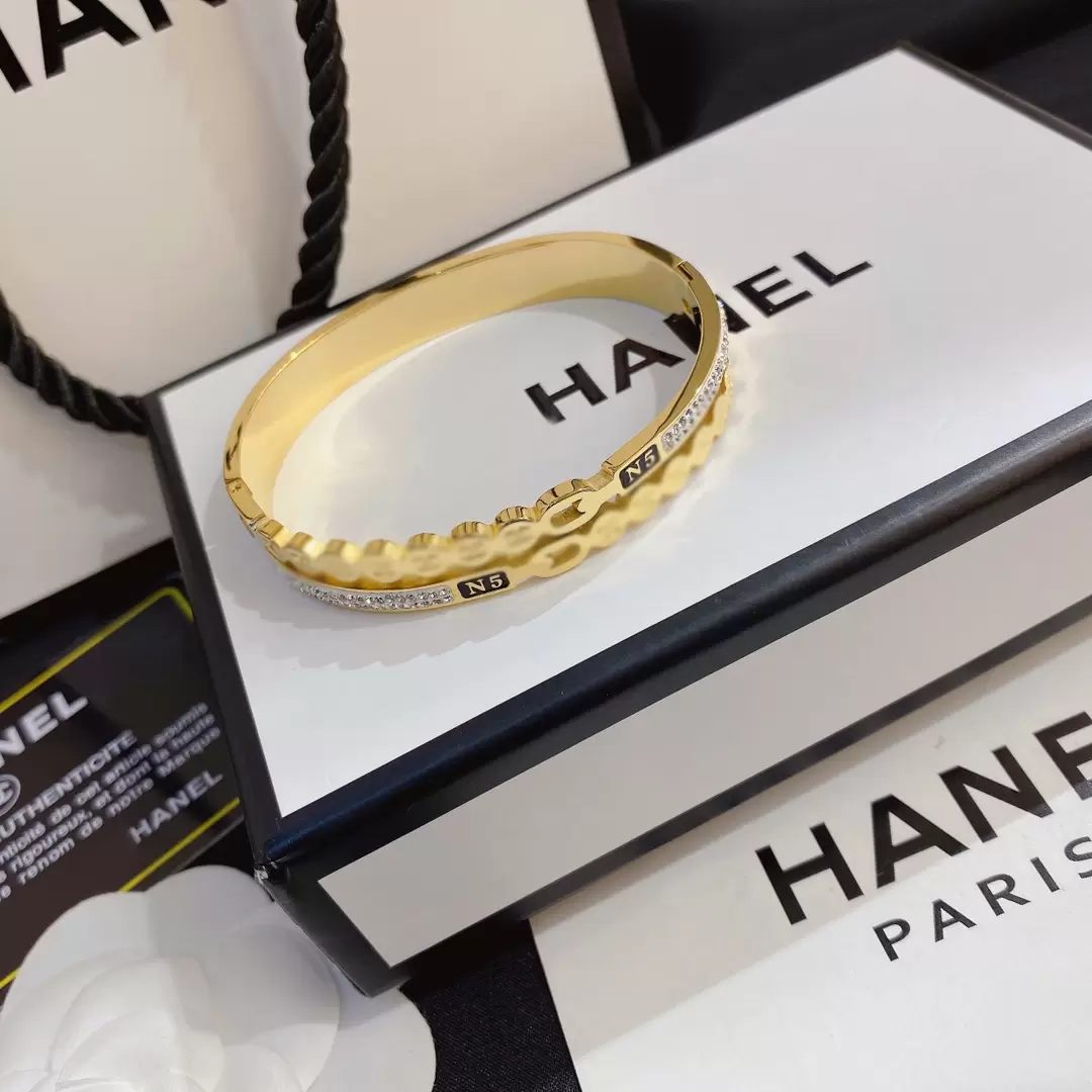 Europe America Fashion Style Bracelets Women Bangle Designer Letter Bracelet Crystal 18K Gold Plated Stainless steel Wedding Lovers Gift Jewelry S260
Europe America Fashion Style Bracelets Women Bangle Designer Letter Bracelet Crystal 18K Gold Plated Stainless steel Wedding Lovers Gift Jewelry S260