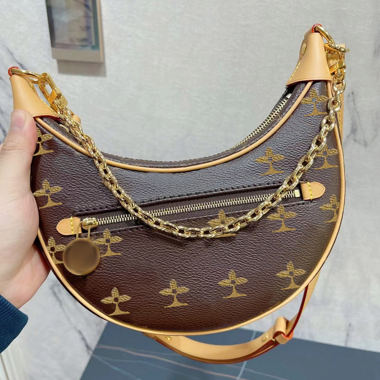 luxury LOOP M81098 half moon peas crossbody fashion clutch latest handbag New Genuine Leather Women's men Luxurys Designer tote Shoulder Bag duffle straps chain Soft, Mon0gram
luxury LOOP M81098 half moon peas crossbody fashion clutch latest handbag New Genuine Leather Women's men Luxurys Designer tote Shoulder Bag duffle straps chain Soft, Mon0gram
