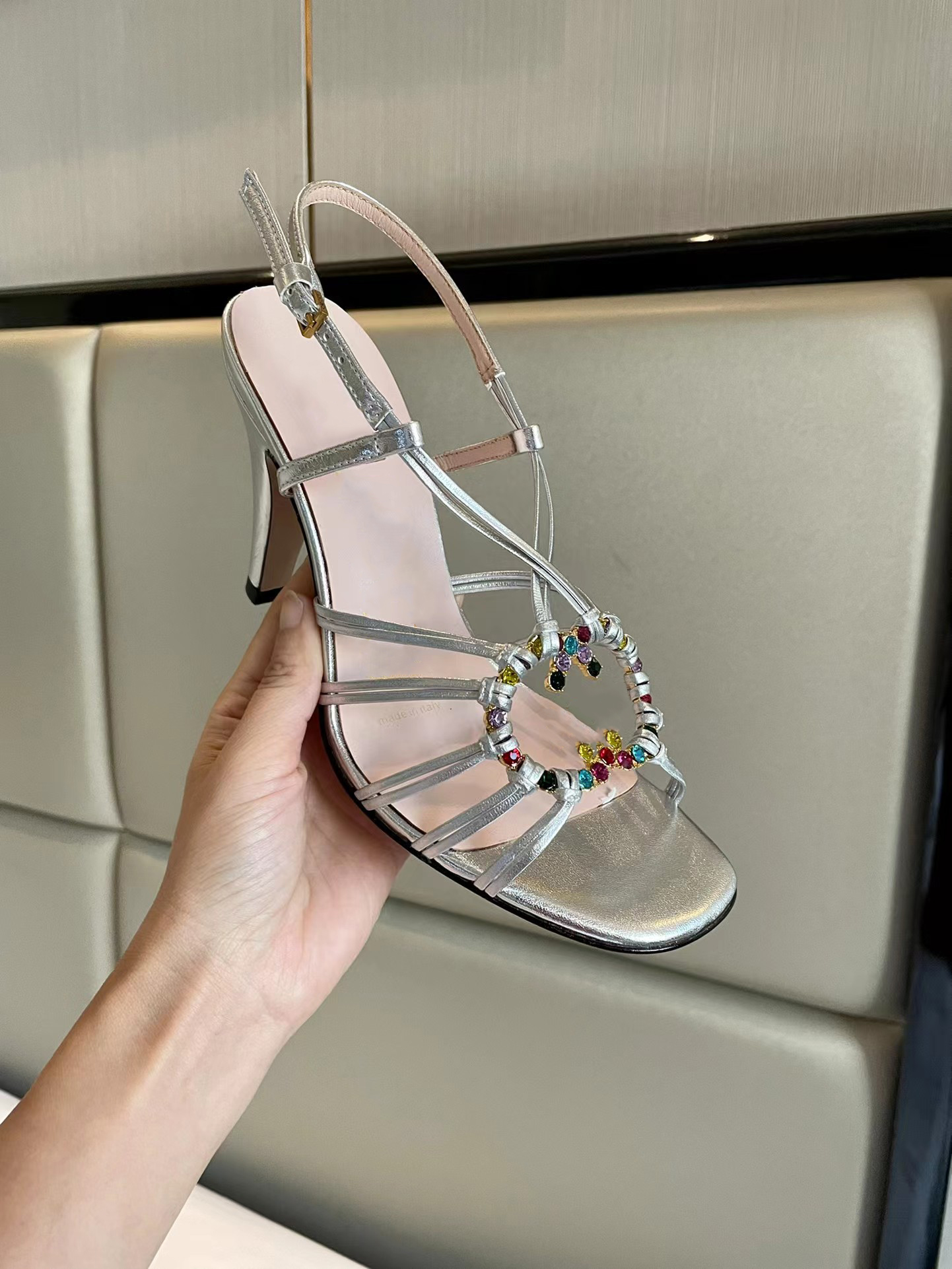 2023 Women's sandal take on the Interlocking with sparkling crystals Silver metallic leather Ankle strap closure High heel shoes Size 35-41, White
2023 Women's sandal take on the Interlocking with sparkling crystals Silver metallic leather Ankle strap closure High heel shoes Size 35-41, White
