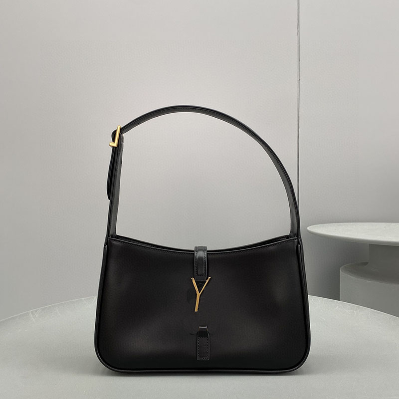 Ladies leather backpack Shopping bag black crocodile pattern Europe and America retro underarm luxury commuter fashion shoulder slung portable cute, Red
Ladies leather backpack Shopping bag black crocodile pattern Europe and America retro underarm luxury commuter fashion shoulder slung portable cute, Red