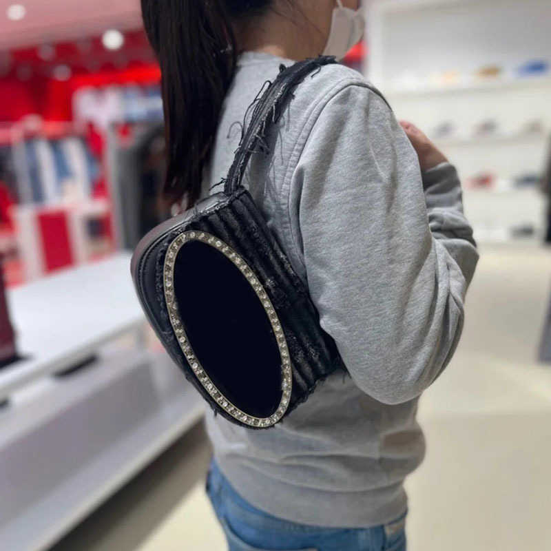 D Shoulder Bags Half Moon Fashion Women Shoulder Bags Simple Design Stylish Underarm Bag New High Quality Tote Handbags Purse 220608, Black--inside without logo
D Shoulder Bags Half Moon Fashion Women Shoulder Bags Simple Design Stylish Underarm Bag New High Quality Tote Handbags Purse 220608, Black--inside without logo