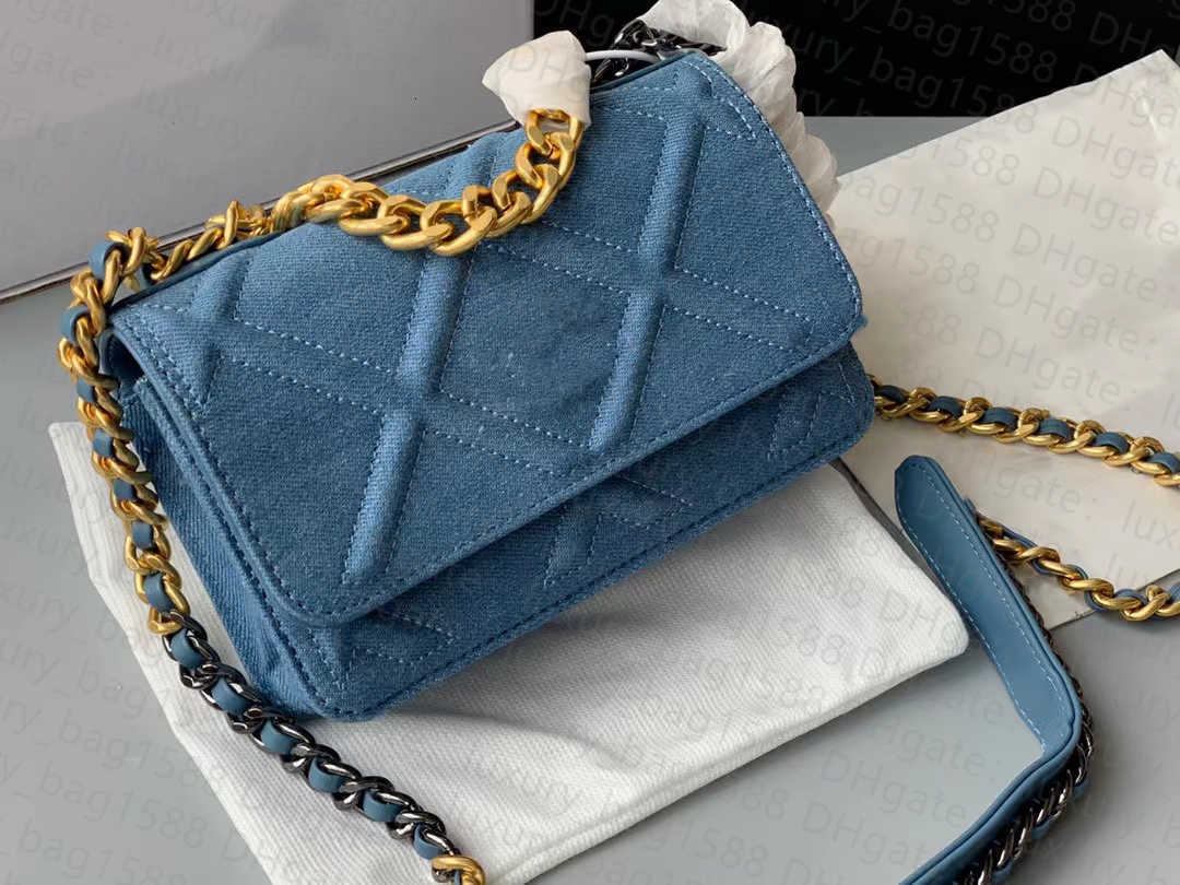 Bag Wallets Women brand CC woc crossbody chain denim rhomb metal label single shoulder bag clamshell girl fashion designer undera, Blue
Bag Wallets Women brand CC woc crossbody chain denim rhomb metal label single shoulder bag clamshell girl fashion designer undera, Blue