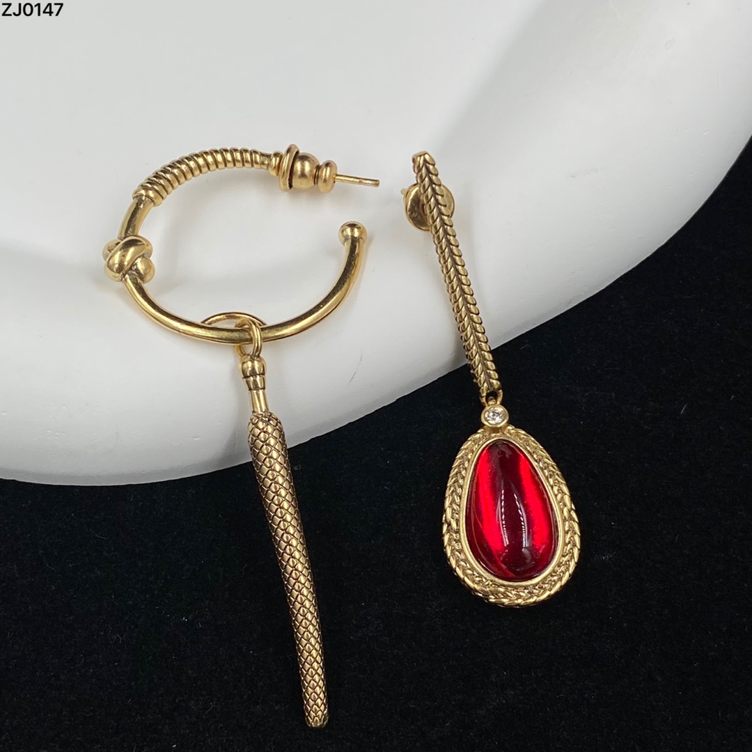 New Designed women Dangle Earrings Skull Ruby Asymmetry Brass 18K Gold plating ladies Earring studs Designer Jewelry ME1 --05
New Designed women Dangle Earrings Skull Ruby Asymmetry Brass 18K Gold plating ladies Earring studs Designer Jewelry ME1 --05