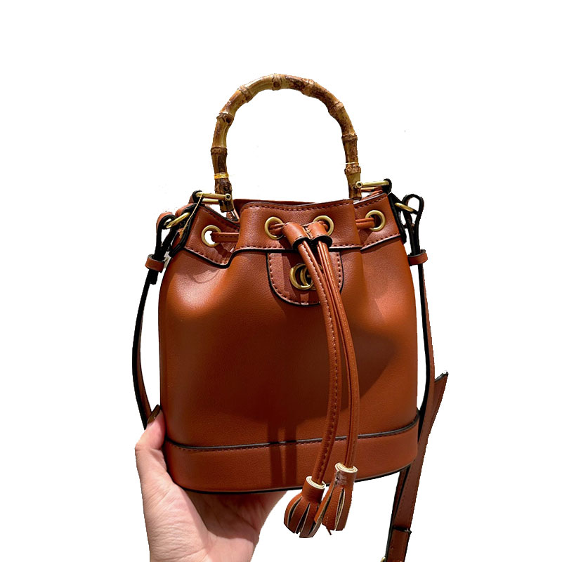 Designers Diana Bamboo Handle Totes Bucket Bag Italy Luxurys Brand Classic Women Genuine Leather Handbags Fashion Woman Shoulder Bag Designer Crossbody Bags 21CM, Black
Designers Diana Bamboo Handle Totes Bucket Bag Italy Luxurys Brand Classic Women Genuine Leather Handbags Fashion Woman Shoulder Bag Designer Crossbody Bags 21CM, Black