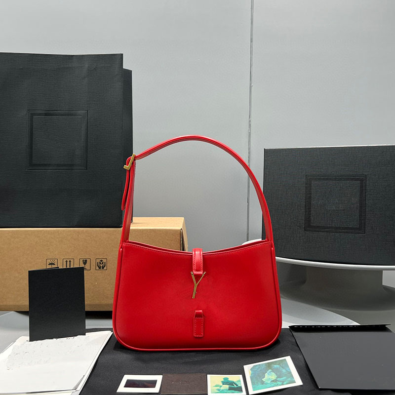 Ladies leather backpack Shopping bag black crocodile pattern Europe and America retro underarm luxury commuter fashion shoulder slung portable cute Red
Ladies leather backpack Shopping bag black crocodile pattern Europe and America retro underarm luxury commuter fashion shoulder slung portable cute Red