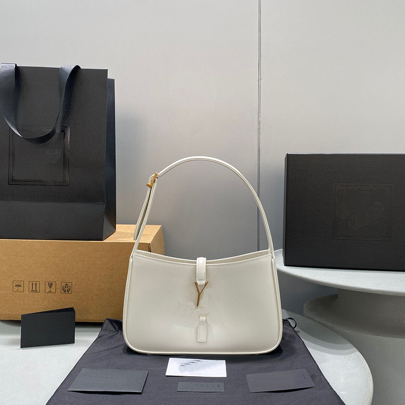 Ladies leather backpack Shopping bag black crocodile pattern Europe and America retro underarm luxury commuter fashion shoulder slung portable cute White, Red
Ladies leather backpack Shopping bag black crocodile pattern Europe and America retro underarm luxury commuter fashion shoulder slung portable cute White, Red