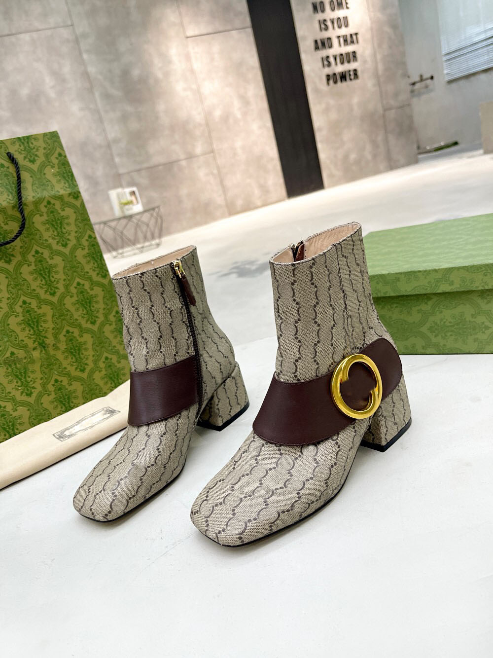 Luxury Blondie Womens Ankle Boot Double G Boots Designer Women Martin Boots Classic Zipper Low Heel Booties Suede Round Interlocking Shoe 22S
Luxury Blondie Womens Ankle Boot Double G Boots Designer Women Martin Boots Classic Zipper Low Heel Booties Suede Round Interlocking Shoe 22S