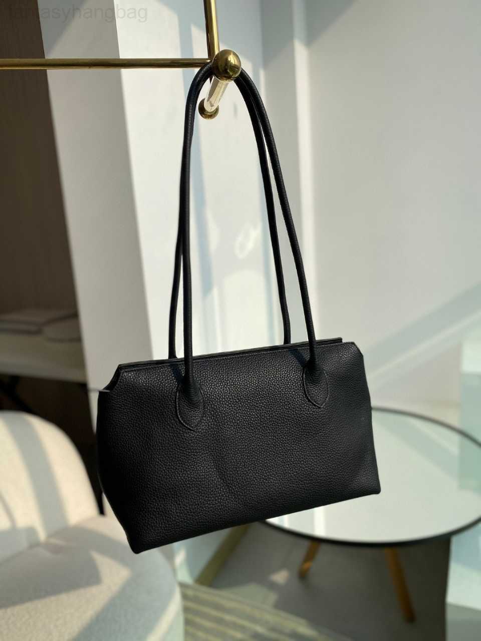 Leather Designer Bags bag interior and exterior leather shoulderClassic tote bag THE ROW 79G6, Black litchi
Leather Designer Bags bag interior and exterior leather shoulderClassic tote bag THE ROW 79G6, Black litchi