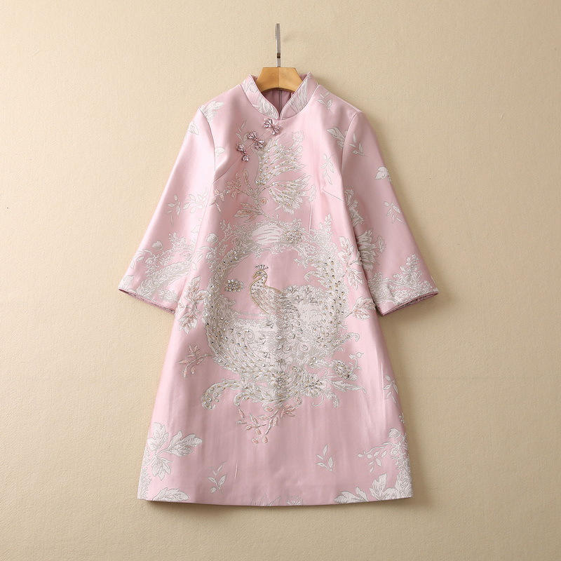 2023 Spring Phoenix Print Beaded Jacquard Cheongsam Dress Pink Yellow 3/4 Sleeve Stand Collar Rhinestone Buttons Short Casual Dresses S2N290010
2023 Spring Phoenix Print Beaded Jacquard Cheongsam Dress Pink Yellow 3/4 Sleeve Stand Collar Rhinestone Buttons Short Casual Dresses S2N290010