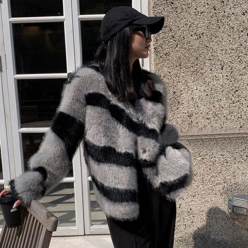 Women' Fur Black And White Control Fashionable Young Zebra Pattern Environmentally Friendly Hairy Girl
Women' Fur Black And White Control Fashionable Young Zebra Pattern Environmentally Friendly Hairy Girl