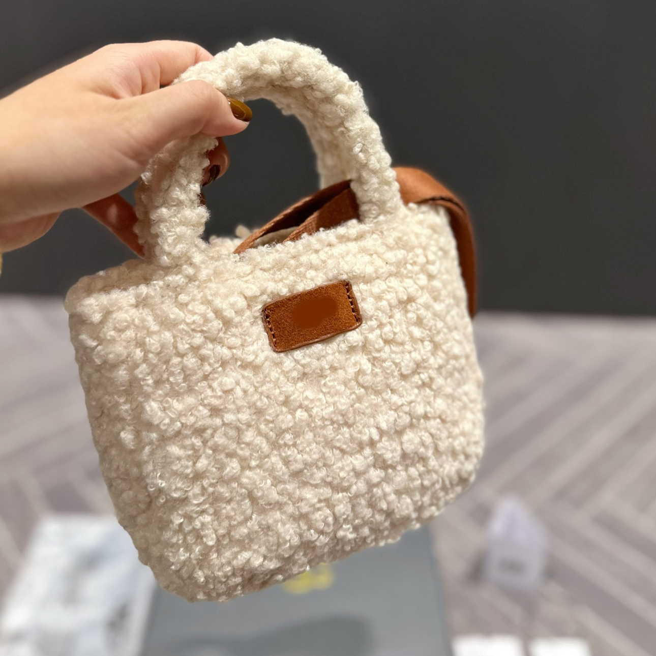 Totes Shopping Handbags Designer Bags Fashion Shoulder Luxury Brand Purse Mobile Phone Bag Letter Print Women Wallet Cross body Lady Large, White with logo 16x16cm
Totes Shopping Handbags Designer Bags Fashion Shoulder Luxury Brand Purse Mobile Phone Bag Letter Print Women Wallet Cross body Lady Large, White with logo 16x16cm