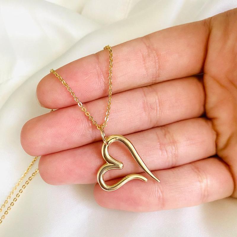 Chains Fashion Hollow Heart Pendant Necklace For Women Thin Clavicle Chain BFF Jewelry Gifts
Chains Fashion Hollow Heart Pendant Necklace For Women Thin Clavicle Chain BFF Jewelry Gifts
