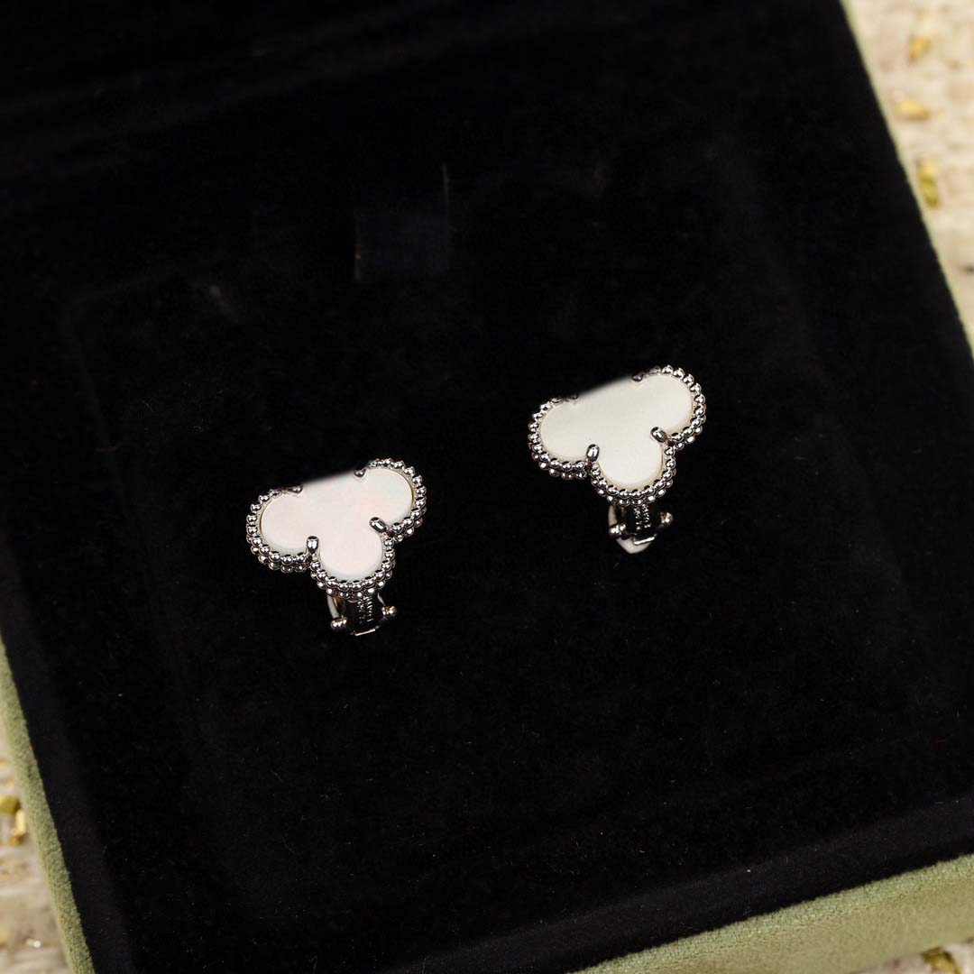 2022 Luxury quality Charm clip earring with nature shell beads in platinum plated have stamp box PS7376A
2022 Luxury quality Charm clip earring with nature shell beads in platinum plated have stamp box PS7376A