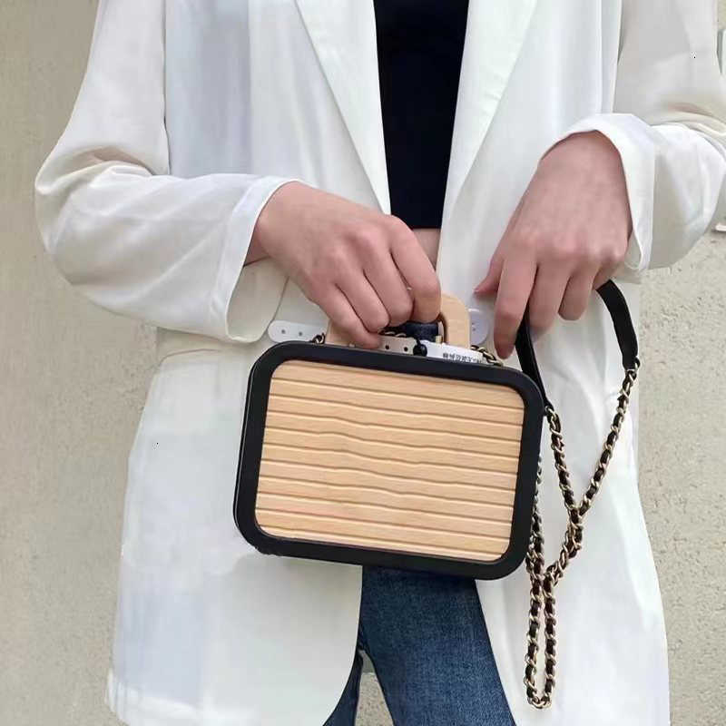CC Bag Wallets 2022Ss France Womens Collection Wooden Box Bags Gold Hardware matelasse Chain Crossbody Shoulder Purse Top Handle Totes Cosme
CC Bag Wallets 2022Ss France Womens Collection Wooden Box Bags Gold Hardware matelasse Chain Crossbody Shoulder Purse Top Handle Totes Cosme