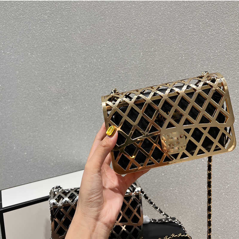 Wallets Designer Womens Metal Rhombus Hollow Flip Letter CC Bag With Black Leather Wallet Lined Gold Tone Chain French Luxury Din
Wallets Designer Womens Metal Rhombus Hollow Flip Letter CC Bag With Black Leather Wallet Lined Gold Tone Chain French Luxury Din