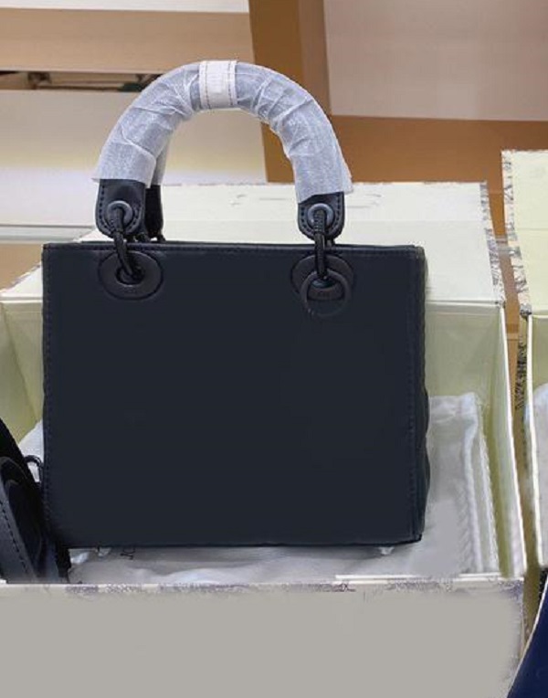Luxury Designer Bags 2022 Classic Women Love heart D Cross Body Pattern Satchel Shoulder Bag Chains Handbags Messenger handbag Purse quality top Lady Totes Wallet, No bags
Luxury Designer Bags 2022 Classic Women Love heart D Cross Body Pattern Satchel Shoulder Bag Chains Handbags Messenger handbag Purse quality top Lady Totes Wallet, No bags