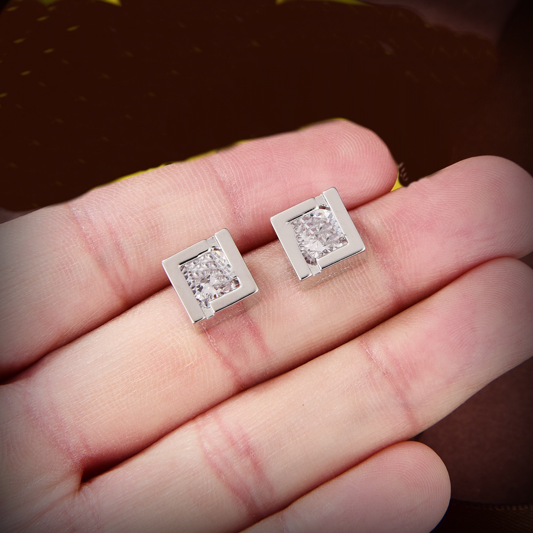Classic Fashion Simplicity Style Crystal Double F Stud Earrings Lady Women Hardware Engraved F Letter Full Diamond Earring Ear Studs Jewelry Gifts FER14 --01
Classic Fashion Simplicity Style Crystal Double F Stud Earrings Lady Women Hardware Engraved F Letter Full Diamond Earring Ear Studs Jewelry Gifts FER14 --01