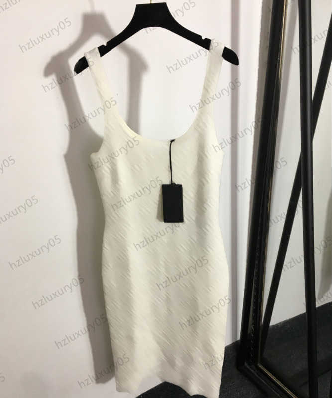 Dresses Womens Luxury Three-dimensional Letter Jacquard Sleeveless Halter Dress Solid Color Package Buttocks Slim Maxiskit Designer Brand Women Apparel 1970
Dresses Womens Luxury Three-dimensional Letter Jacquard Sleeveless Halter Dress Solid Color Package Buttocks Slim Maxiskit Designer Brand Women Apparel 1970