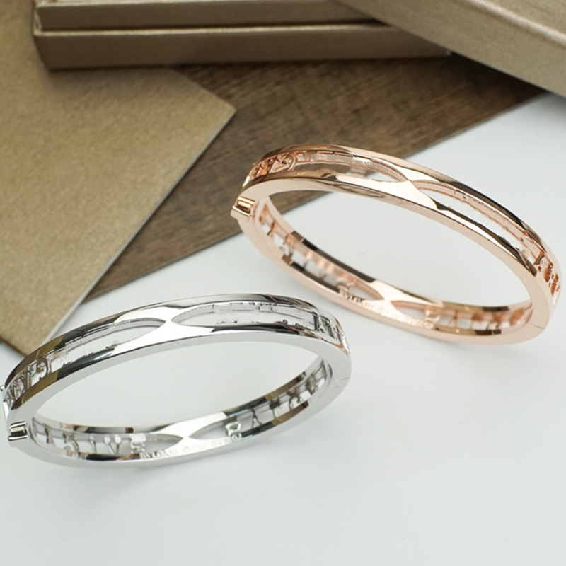Designers 22ct Gold Bracelet Mens Classic Zero1 Hollow Out Bangle Festival Women Bracelets Fashion Copper Bangles Luxurys Jewelry Charm Bracelet
Designers 22ct Gold Bracelet Mens Classic Zero1 Hollow Out Bangle Festival Women Bracelets Fashion Copper Bangles Luxurys Jewelry Charm Bracelet
