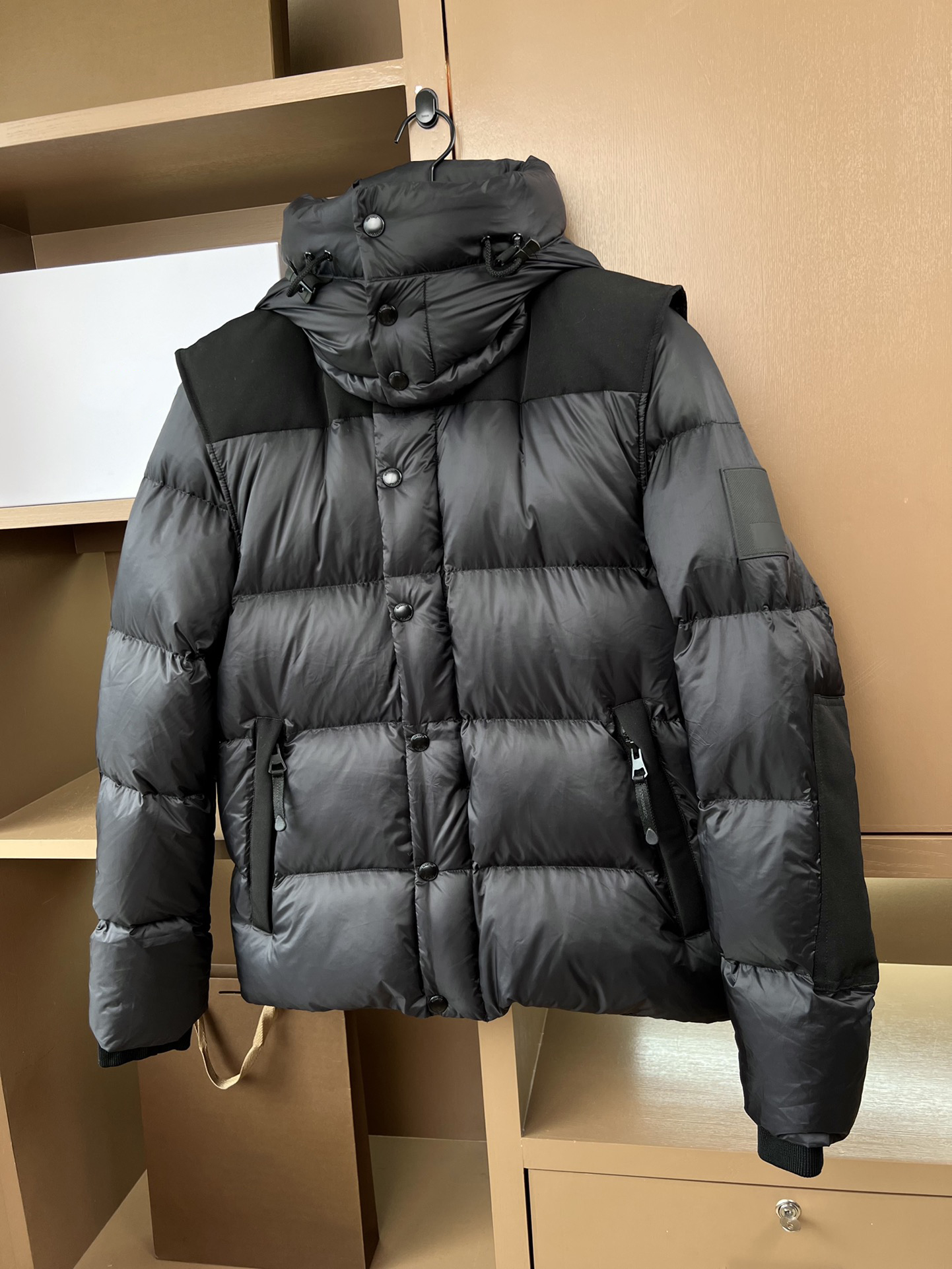 Designer Mens Down Jacket Thicken Winter Puffer Jackets Classic Luxury Fashion Outdoor Keep Warm Black Hooded Parka Coat Epaulettes Decoration
Designer Mens Down Jacket Thicken Winter Puffer Jackets Classic Luxury Fashion Outdoor Keep Warm Black Hooded Parka Coat Epaulettes Decoration