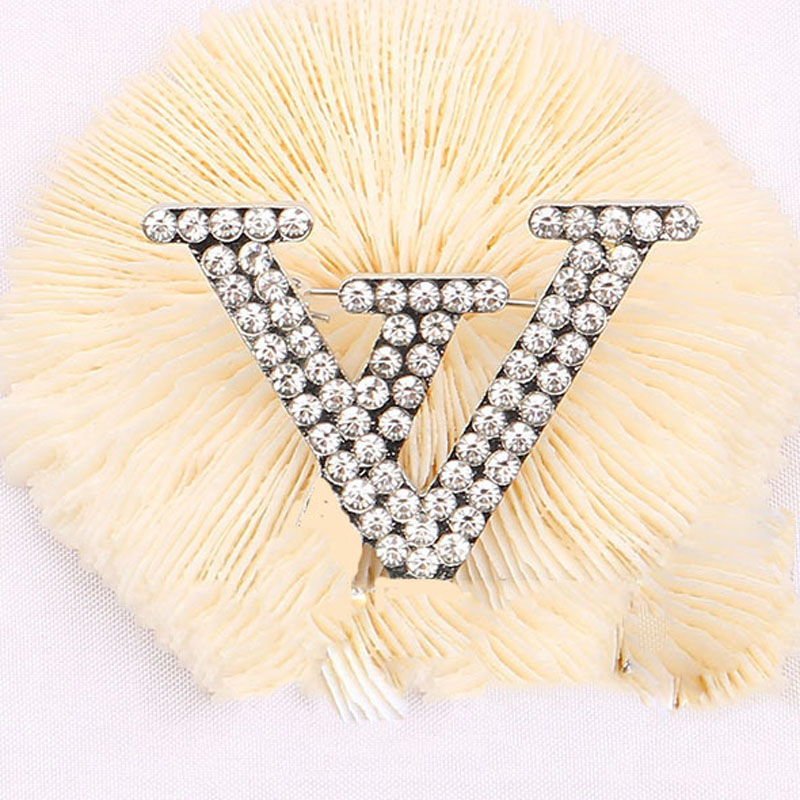 Famous Design Brand Desinger Brooch Women Rhinestone Pearl Letter Brooches Suit Pin Luxurys Fashion Jewelry Clothing Decoration High-Quality Accessories Style-2
Famous Design Brand Desinger Brooch Women Rhinestone Pearl Letter Brooches Suit Pin Luxurys Fashion Jewelry Clothing Decoration High-Quality Accessories Style-2