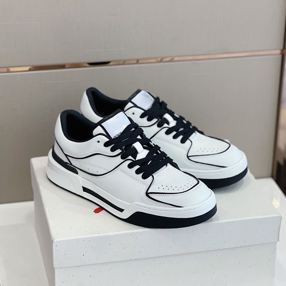 Fashion Stylish New Roma Men Skateboard Shoes White Black Calfskin Nappa Leather Sneakers Technical Man Outdoor Trainers EU 38-46 Original BOX
Fashion Stylish New Roma Men Skateboard Shoes White Black Calfskin Nappa Leather Sneakers Technical Man Outdoor Trainers EU 38-46 Original BOX