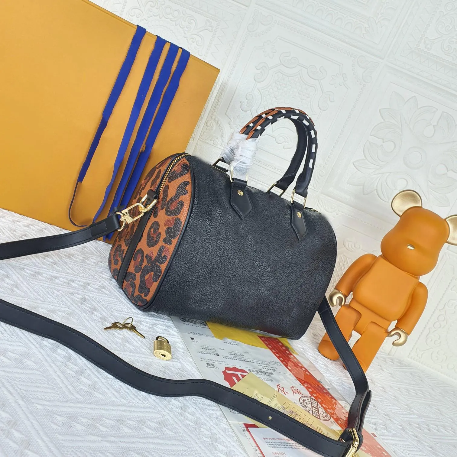 Fashion Luxurys Shoulder Bag Onthego Medium Tote Women Designers Handbags By The Pool Monograms embossing Messenger Designer bags 58524, Black
Fashion Luxurys Shoulder Bag Onthego Medium Tote Women Designers Handbags By The Pool Monograms embossing Messenger Designer bags 58524, Black