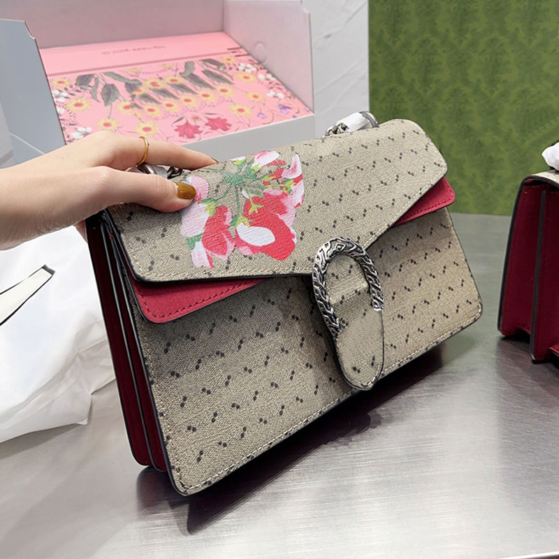 Classic Chain Shoulder Bag Vintage Crossbody Bags Square Flap Women Handbags Floral Letter Printing Silver Hardware Magnetic Buckle Interior Compartment Purse, 25cm
Classic Chain Shoulder Bag Vintage Crossbody Bags Square Flap Women Handbags Floral Letter Printing Silver Hardware Magnetic Buckle Interior Compartment Purse, 25cm