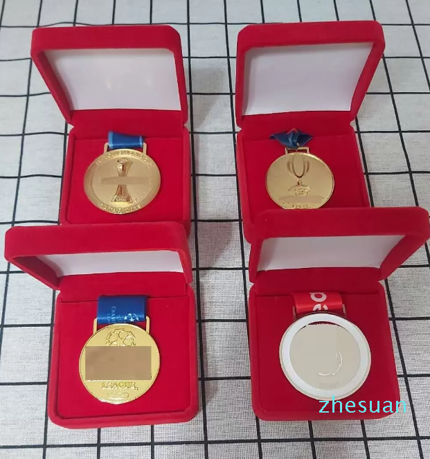 Winner medals Velvet box Soccer Golden Alloy Club medals as Collections or Gifts of Kopites
Winner medals Velvet box Soccer Golden Alloy Club medals as Collections or Gifts of Kopites