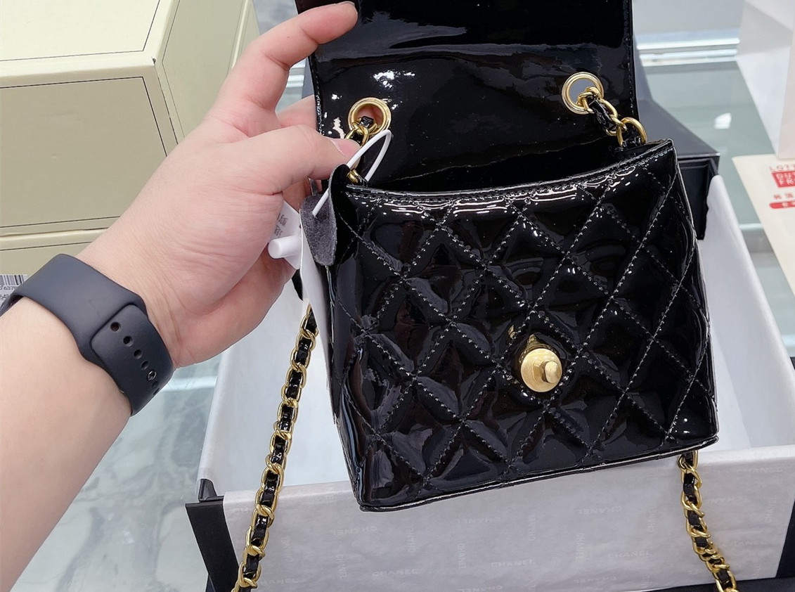 Chan bags OOTD Lady's new fashion dinner bag brand mini CC logo diagonal shoulder bags top-grade Metal buckle bag handbag tote bags Christmas birthday Day gift, Gift tshirt
Chan bags OOTD Lady's new fashion dinner bag brand mini CC logo diagonal shoulder bags top-grade Metal buckle bag handbag tote bags Christmas birthday Day gift, Gift tshirt