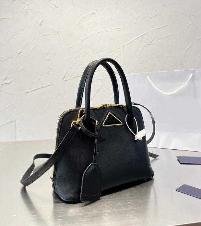 CC Bag Wallets Classic Ladies Shell Bag Practical Low-key and generous Simple style Hand Removable wide shoulder strap Messenger Designer lu, Box
CC Bag Wallets Classic Ladies Shell Bag Practical Low-key and generous Simple style Hand Removable wide shoulder strap Messenger Designer lu, Box
