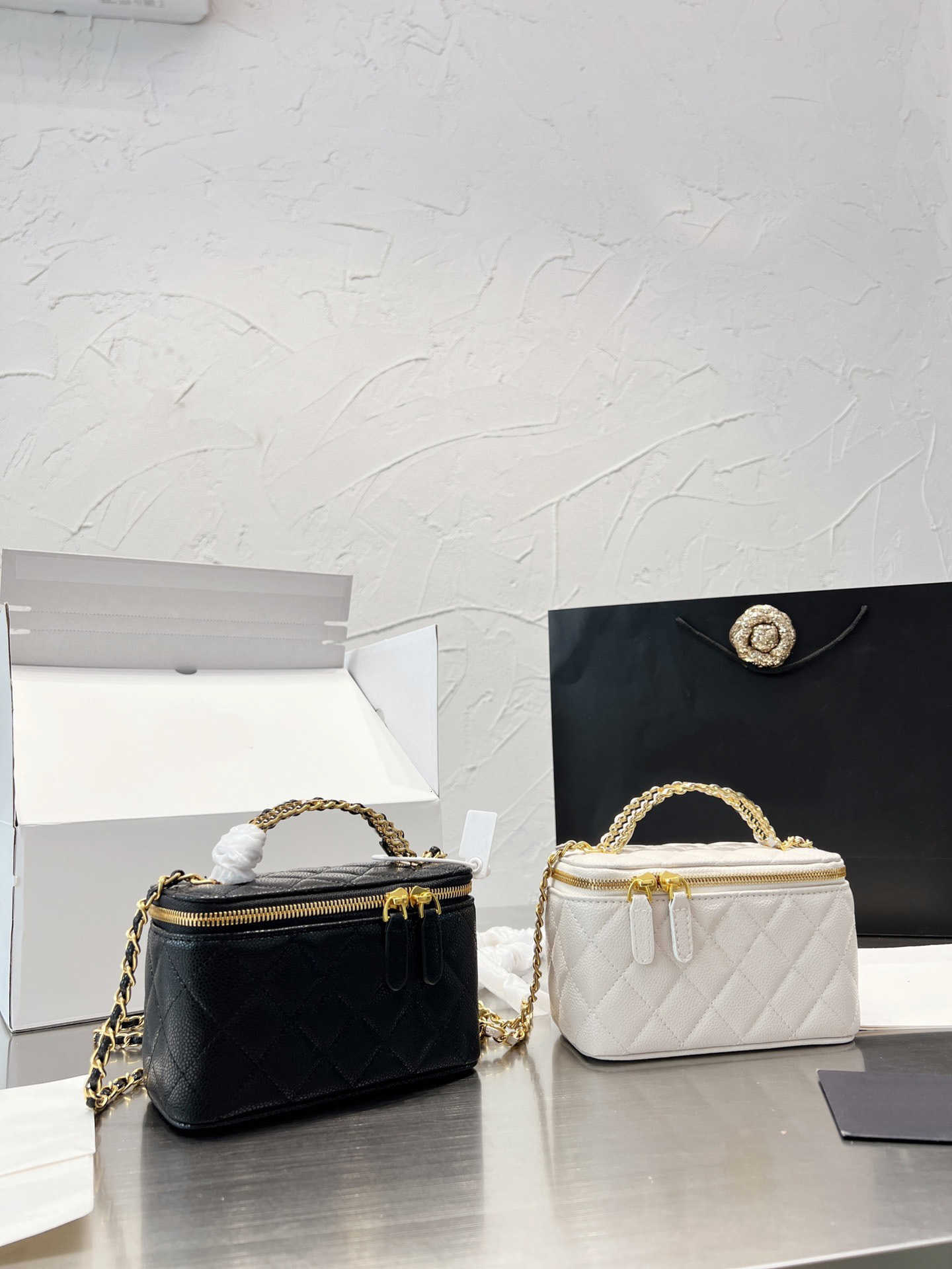 CC Bag Wallets Women's bags Caviar Cow Leather Letter Handle Tote With Mirror Black And White Double Zipper Makeup Small Box Metal Chain One
CC Bag Wallets Women's bags Caviar Cow Leather Letter Handle Tote With Mirror Black And White Double Zipper Makeup Small Box Metal Chain One
