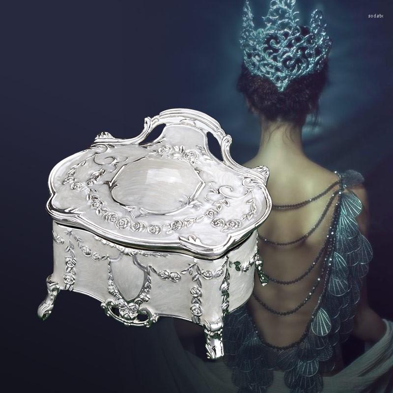 Jewelry Pouches Vintage Flower Carved European Style Elf Jewellery Case Fashion Box White Enamel Zinc-alloy Metal Trinket Gift
Jewelry Pouches Vintage Flower Carved European Style Elf Jewellery Case Fashion Box White Enamel Zinc-alloy Metal Trinket Gift