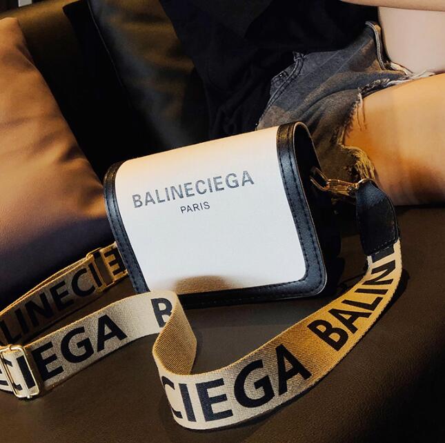 Bag 2022 New Fashion Casual Small Square Bag Designer Shoulder Messenger Bags Y2211, Transparent packaging bag
Bag 2022 New Fashion Casual Small Square Bag Designer Shoulder Messenger Bags Y2211, Transparent packaging bag