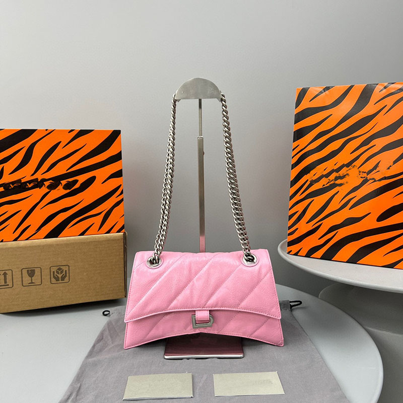 European and American ladies handbag shoulder messenger bag designer retro chain embossed pink leather fashion cute luxury
European and American ladies handbag shoulder messenger bag designer retro chain embossed pink leather fashion cute luxury