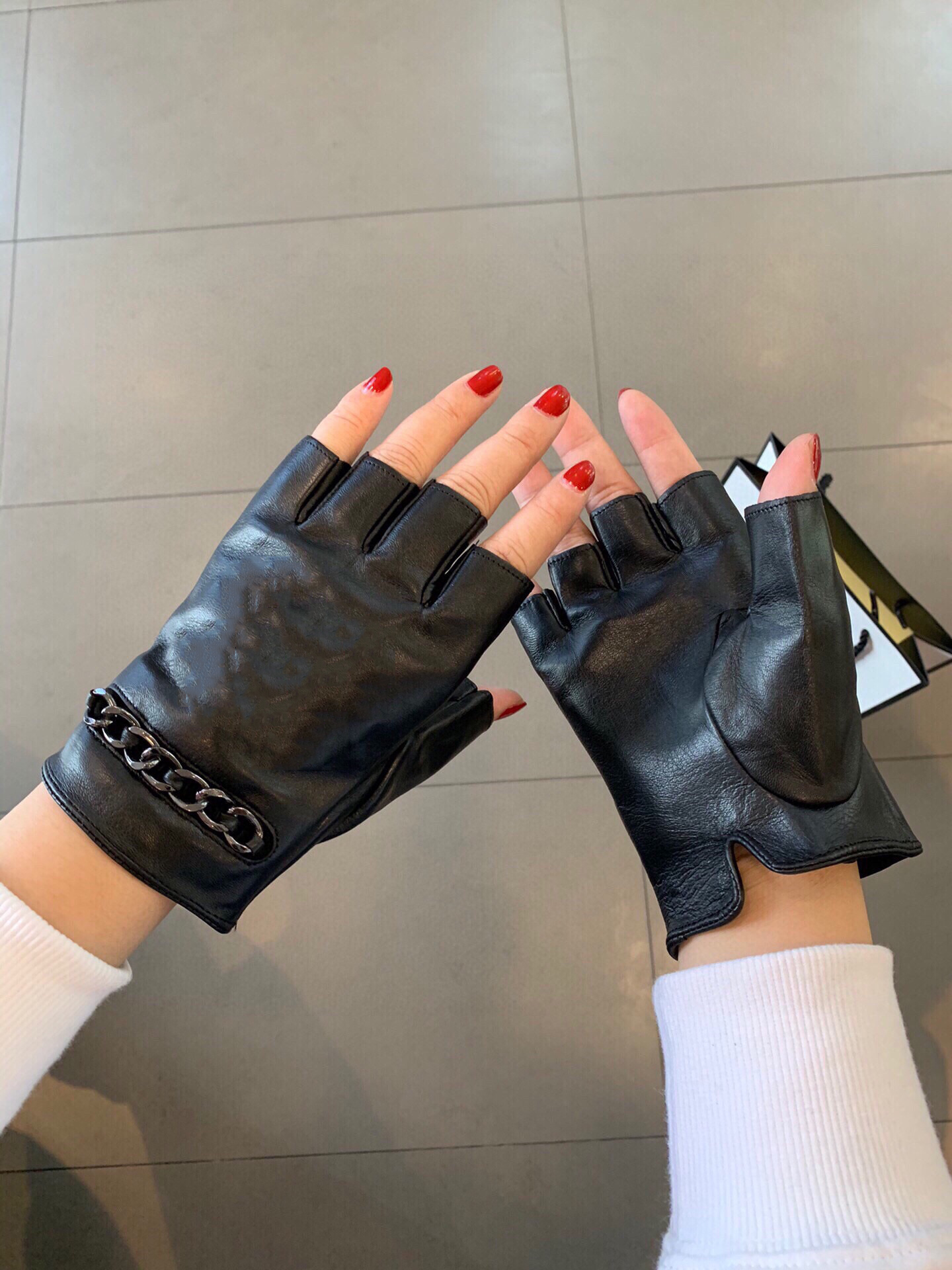 Designer Open fingered gloves leather CH glove ladies sheepskin winter mitten for women official replica Counter quality European size T0P quality 022
Designer Open fingered gloves leather CH glove ladies sheepskin winter mitten for women official replica Counter quality European size T0P quality 022