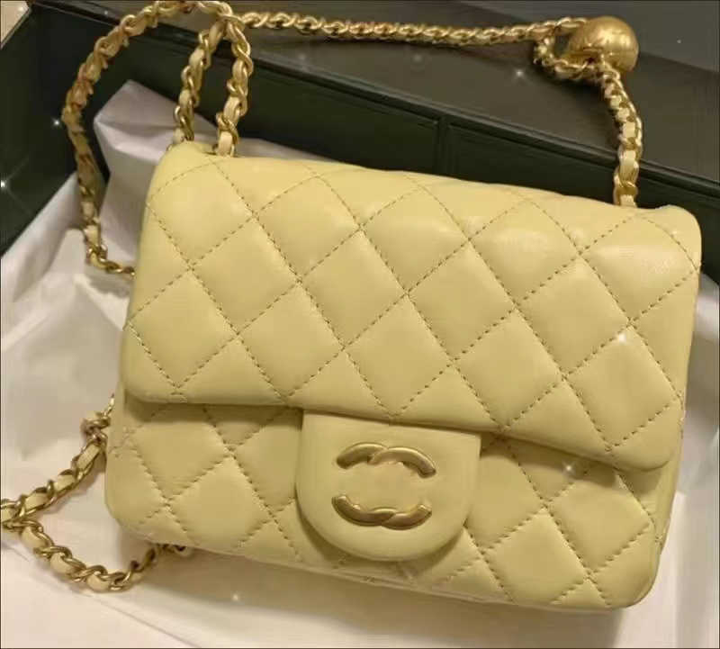 Designer Channel Bag Tote Handbag Man Woman Lovers Chain Luxurious Messenger Shoulder Net Red Same Small Xiangfeng Lingge Chain Metal Ball White, Square fat 18cm beige
Designer Channel Bag Tote Handbag Man Woman Lovers Chain Luxurious Messenger Shoulder Net Red Same Small Xiangfeng Lingge Chain Metal Ball White, Square fat 18cm beige