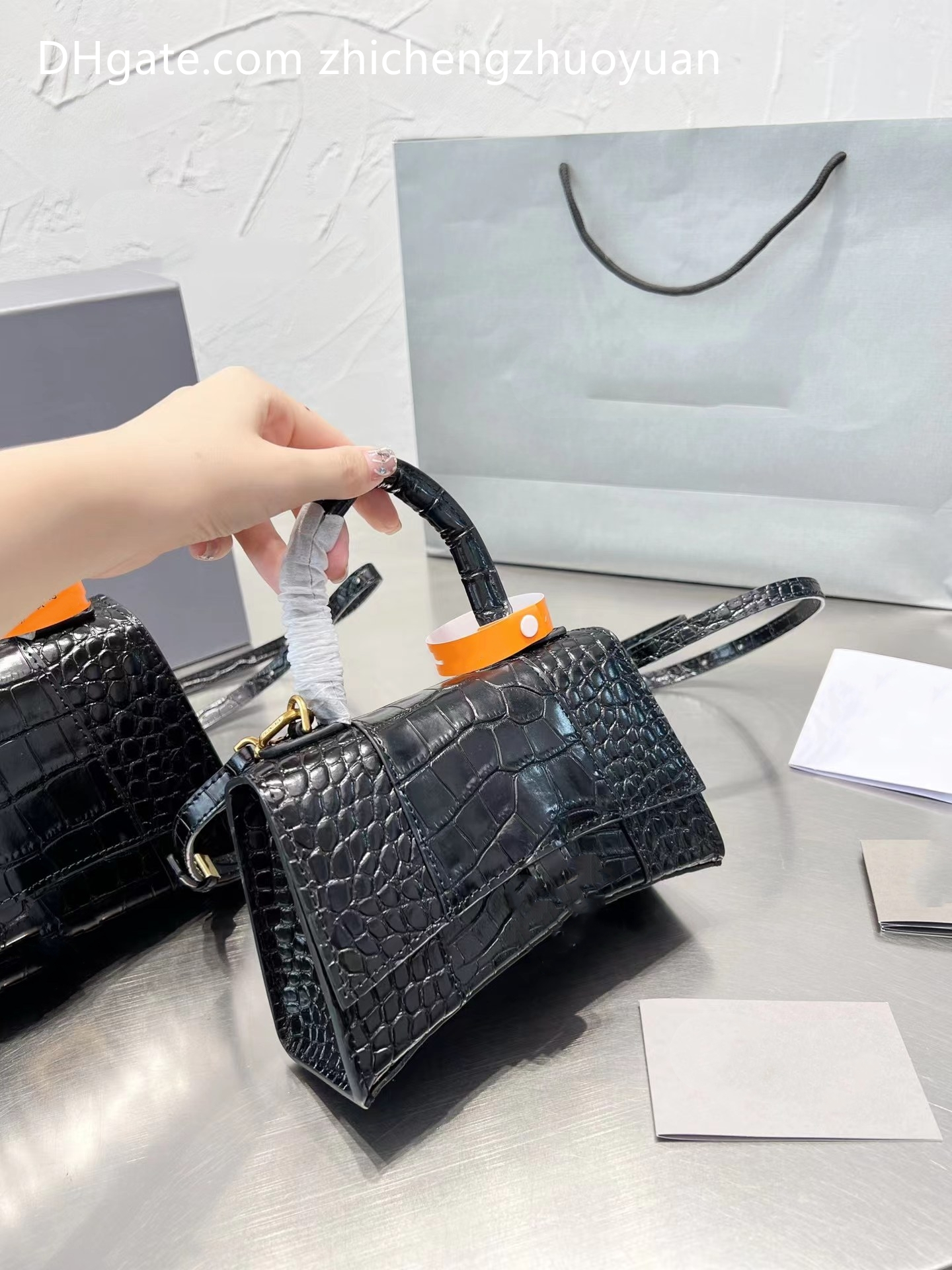 7A designer bag fashion totes handbags hourglass women half moon evening cross body stone leather Retro Letter Pendant luxury tote purse wallets Bags borsa sac, Box
7A designer bag fashion totes handbags hourglass women half moon evening cross body stone leather Retro Letter Pendant luxury tote purse wallets Bags borsa sac, Box