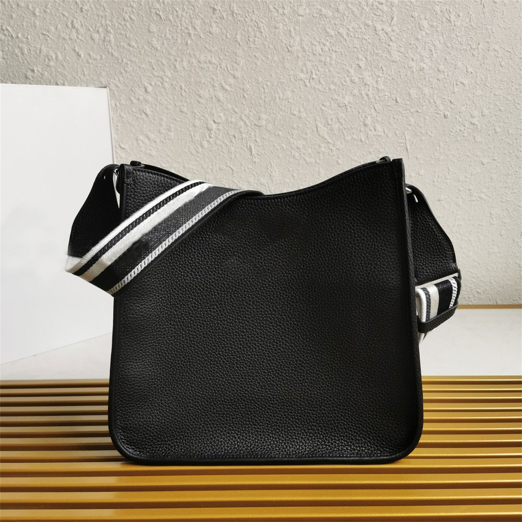 5A quality womens mens Leather large big shoulder bags messenger purse geninue leather designer woman crossbody bag prads, As pictures
5A quality womens mens Leather large big shoulder bags messenger purse geninue leather designer woman crossbody bag prads, As pictures