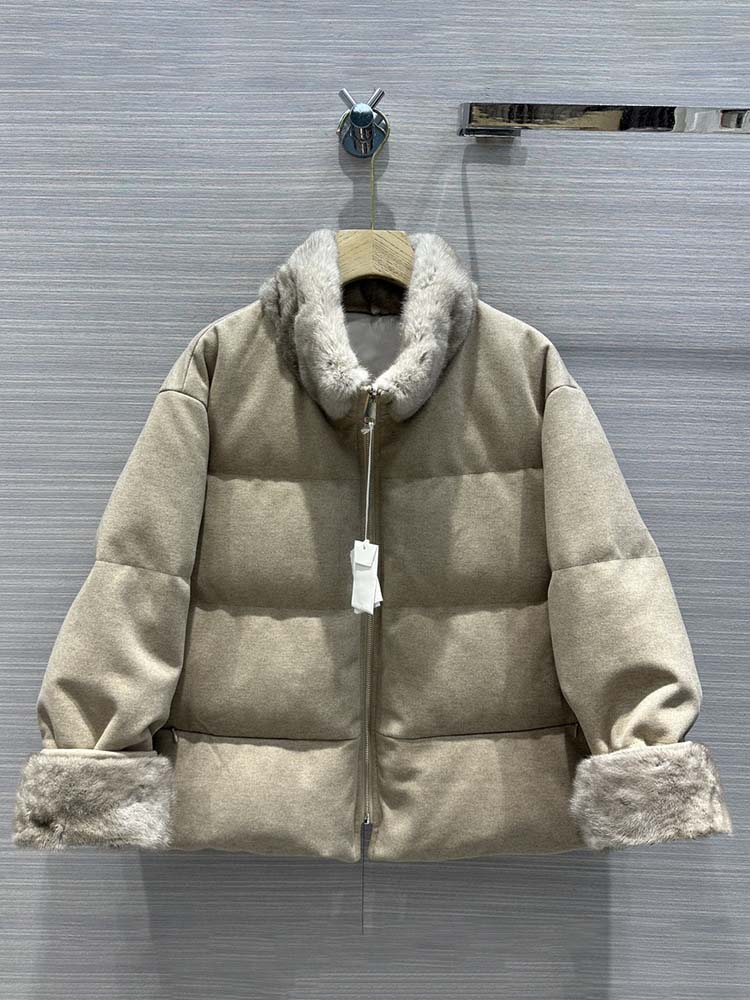 Women's Down Jacket Designer Winter Vintage Gray Color Jacket Long Sleeve Pockets Straight Casual Coat with Fox Collar, Beige
Women's Down Jacket Designer Winter Vintage Gray Color Jacket Long Sleeve Pockets Straight Casual Coat with Fox Collar, Beige