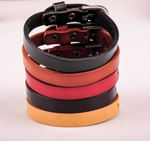 Charm Bracelets Lots 5PCS Simply Adjustable Men's Women's Plain Genuine Leather Wrap Bracelet Clasp Buckle Cuff Wristband G458 221206
Charm Bracelets Lots 5PCS Simply Adjustable Men's Women's Plain Genuine Leather Wrap Bracelet Clasp Buckle Cuff Wristband G458 221206