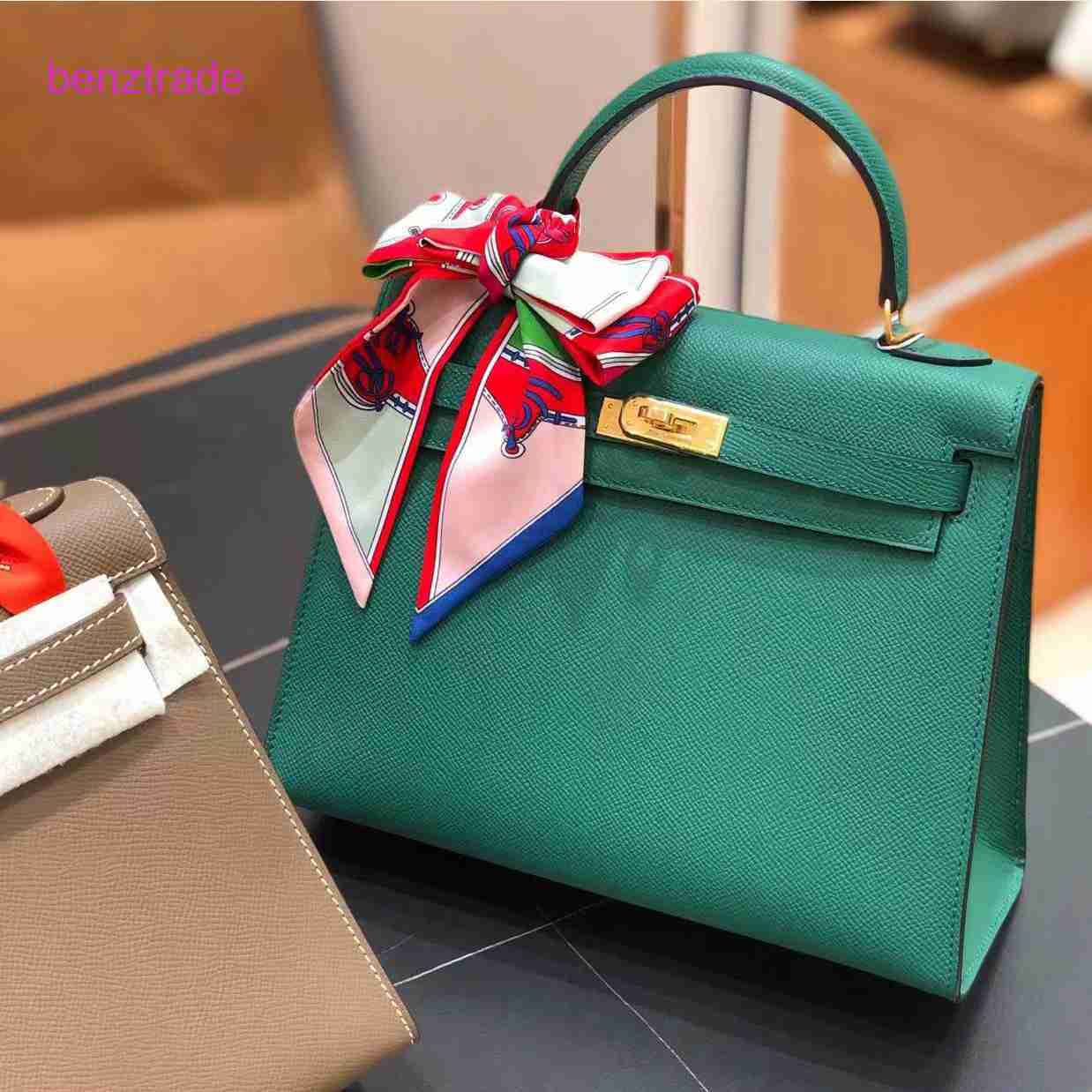Herme Kely bags for women online shop 2022 new Mini Hand messenger net red same texture cowhide, Black gold button
Herme Kely bags for women online shop 2022 new Mini Hand messenger net red same texture cowhide, Black gold button
