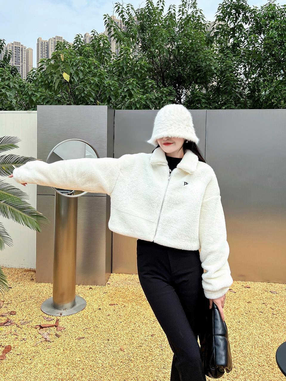 Women' Jackets 2022 Autumn and Winter New Fashionable Letter Embroidery Plush Warm Keeping Small Short Coat, White
Women' Jackets 2022 Autumn and Winter New Fashionable Letter Embroidery Plush Warm Keeping Small Short Coat, White