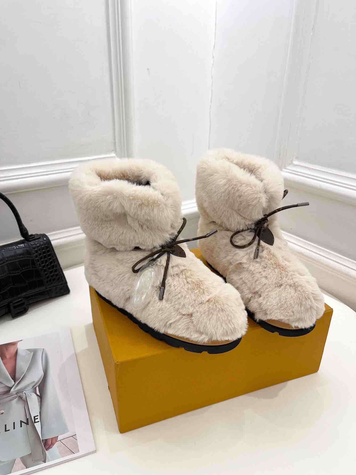2022 new rabbit hair down feather boots winter warm women shoes designer print logo boot women's plush shoe, Black
2022 new rabbit hair down feather boots winter warm women shoes designer print logo boot women's plush shoe, Black