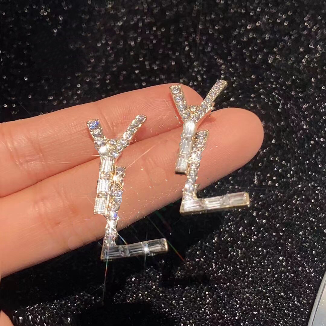Charm Designer Fashion Earring Women Diamond Love Earrings Premium Jewelry Accessories Couples Letter Stud Earrings Popular Luxury Brand Party Wedding
Charm Designer Fashion Earring Women Diamond Love Earrings Premium Jewelry Accessories Couples Letter Stud Earrings Popular Luxury Brand Party Wedding