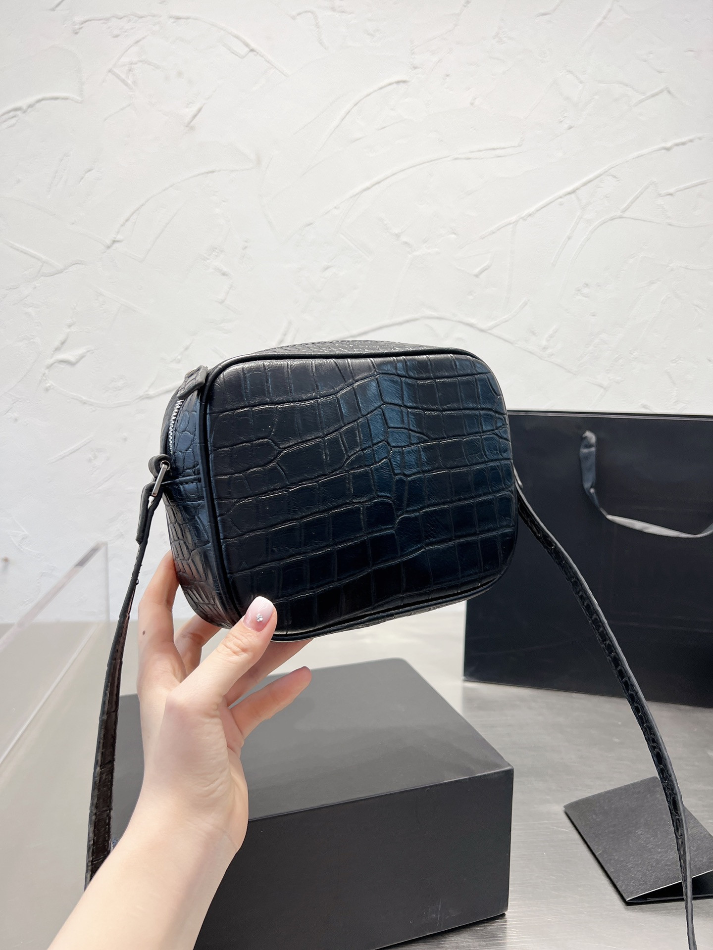 5A Qualitys Luxurys Designers fashion bags shoulder Messenger crossboby Luxury with letters canvas Wholesale Purses metal chain, Black
5A Qualitys Luxurys Designers fashion bags shoulder Messenger crossboby Luxury with letters canvas Wholesale Purses metal chain, Black