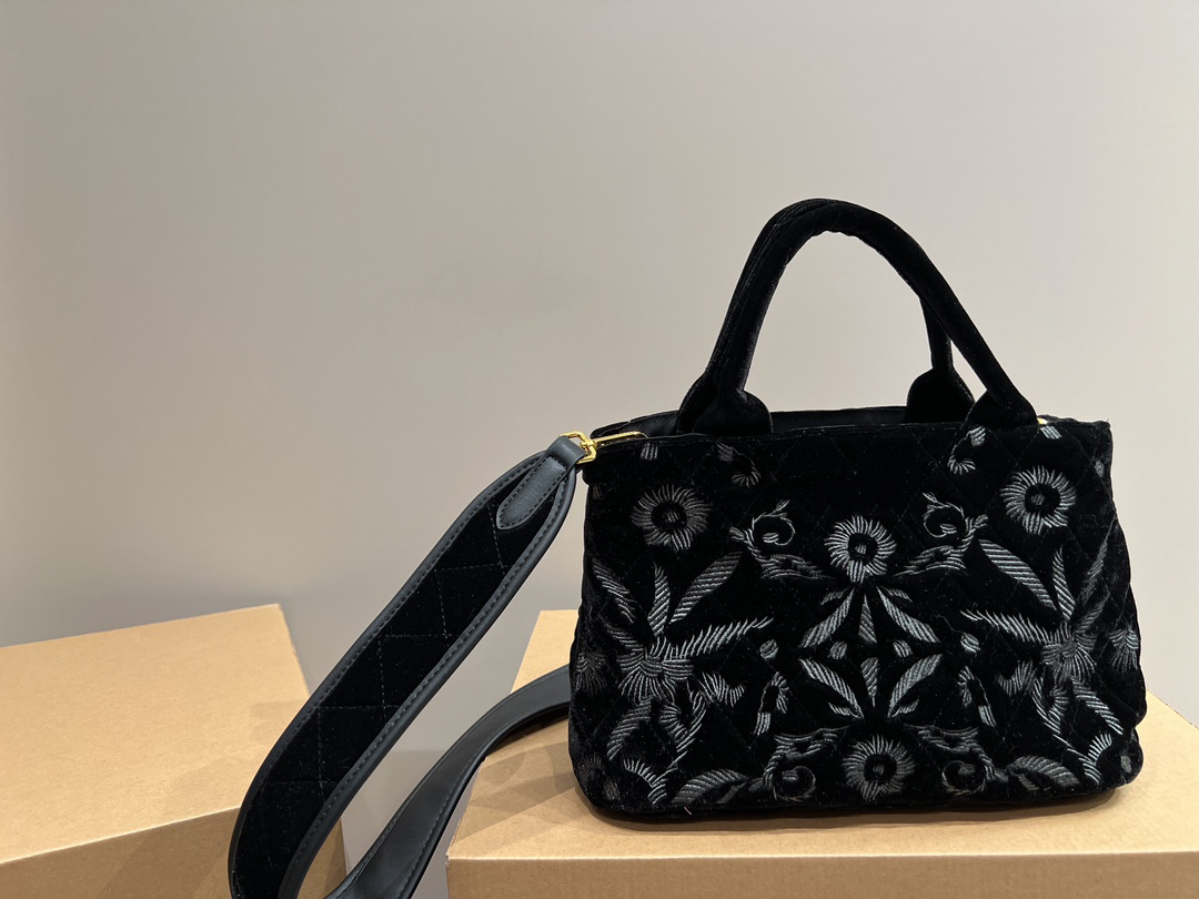 HH Symbole Tote Bags Handbag Designer Totes Bag Ladies Triangle Jacquard Fabric Contrast Embroidered Leather Fashion Handy Messenger Shoulder Bag 796293, Add additional shipping fee
HH Symbole Tote Bags Handbag Designer Totes Bag Ladies Triangle Jacquard Fabric Contrast Embroidered Leather Fashion Handy Messenger Shoulder Bag 796293, Add additional shipping fee