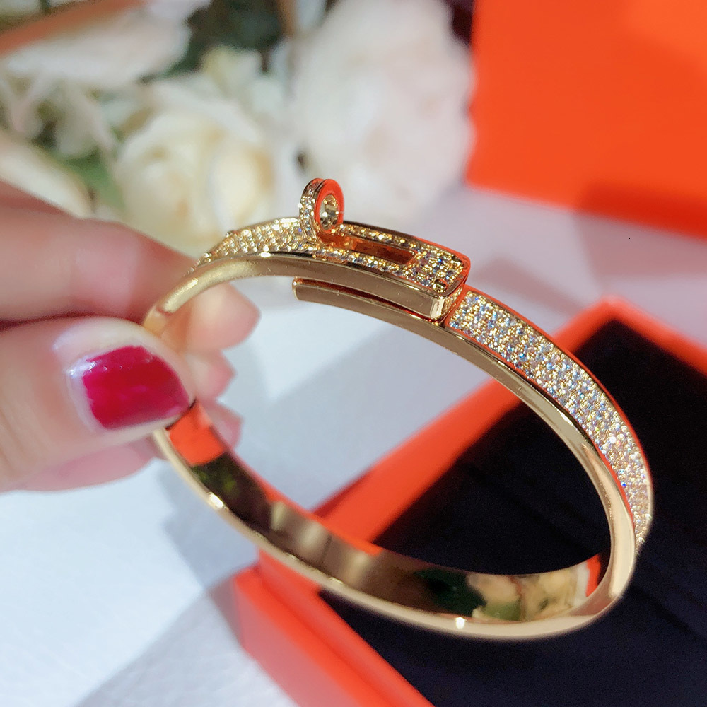Bangle Fashion Personality Versatile Buckle Bracelet Trend Women Neutral AAA Zircon Shining Gold Copper High End Jewelry Brand 4590 221206
Bangle Fashion Personality Versatile Buckle Bracelet Trend Women Neutral AAA Zircon Shining Gold Copper High End Jewelry Brand 4590 221206